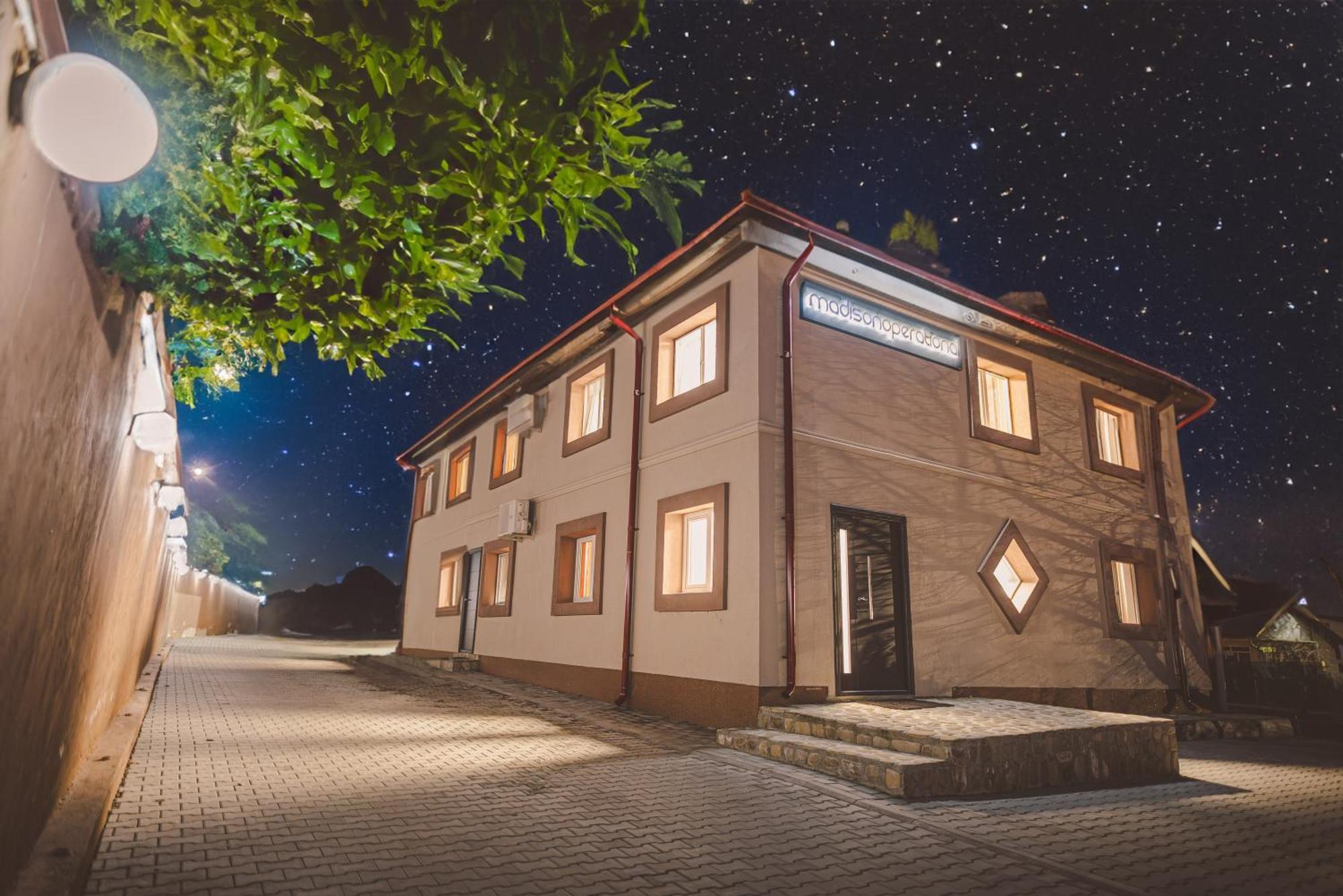 Madison Lake Villa Balotesti Dış mekan fotoğraf