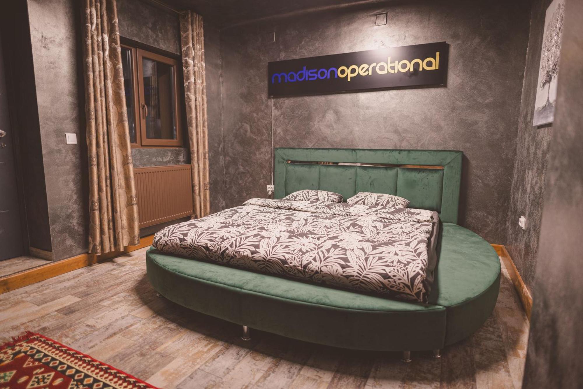 Madison Lake Villa Balotesti Dış mekan fotoğraf