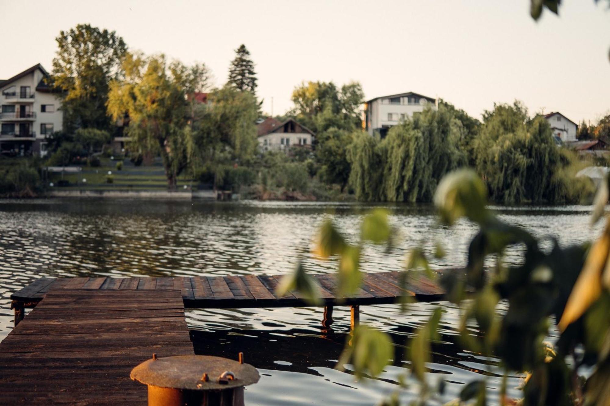 Madison Lake Villa Balotesti Dış mekan fotoğraf