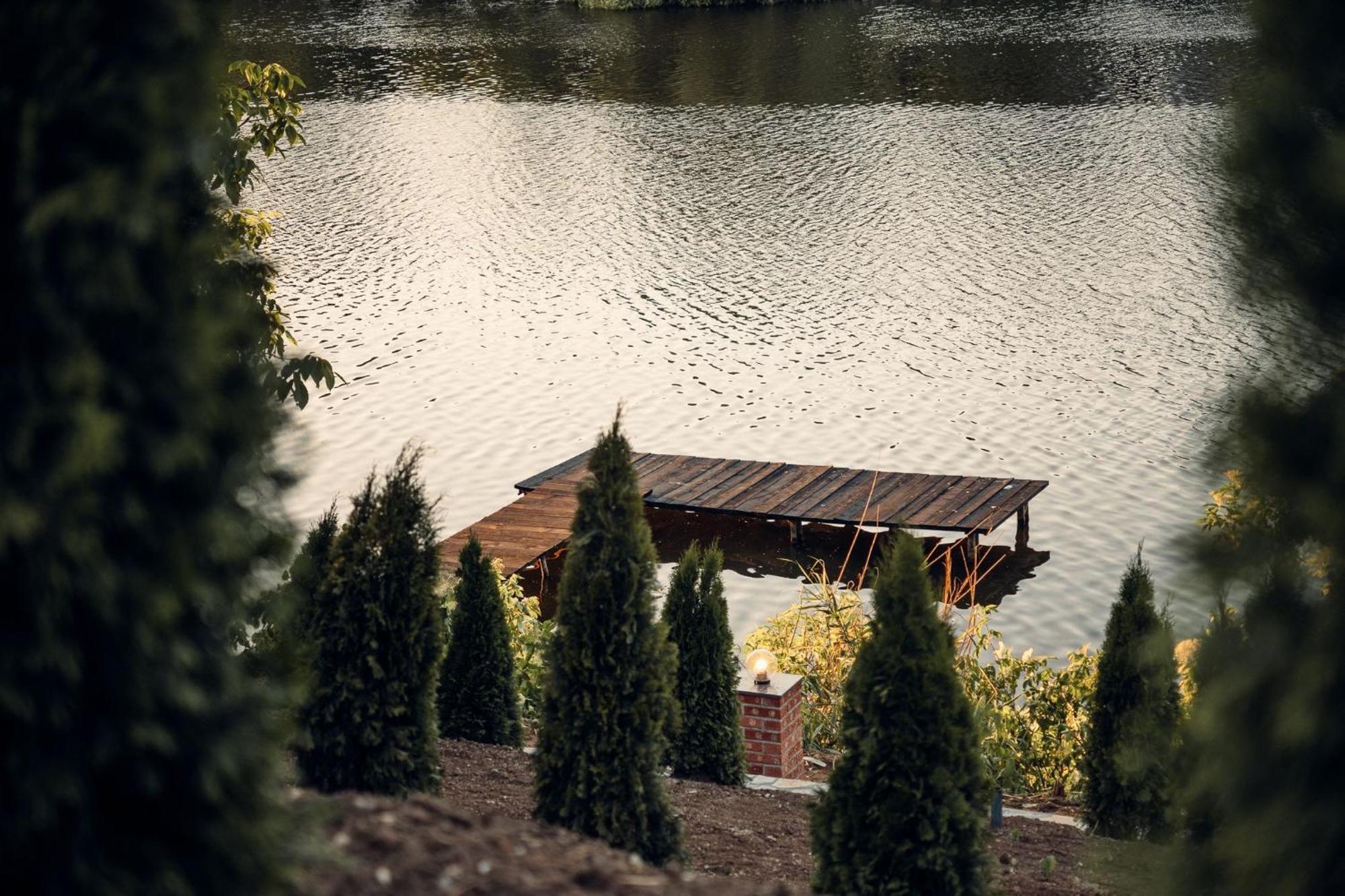 Madison Lake Villa Balotesti Dış mekan fotoğraf