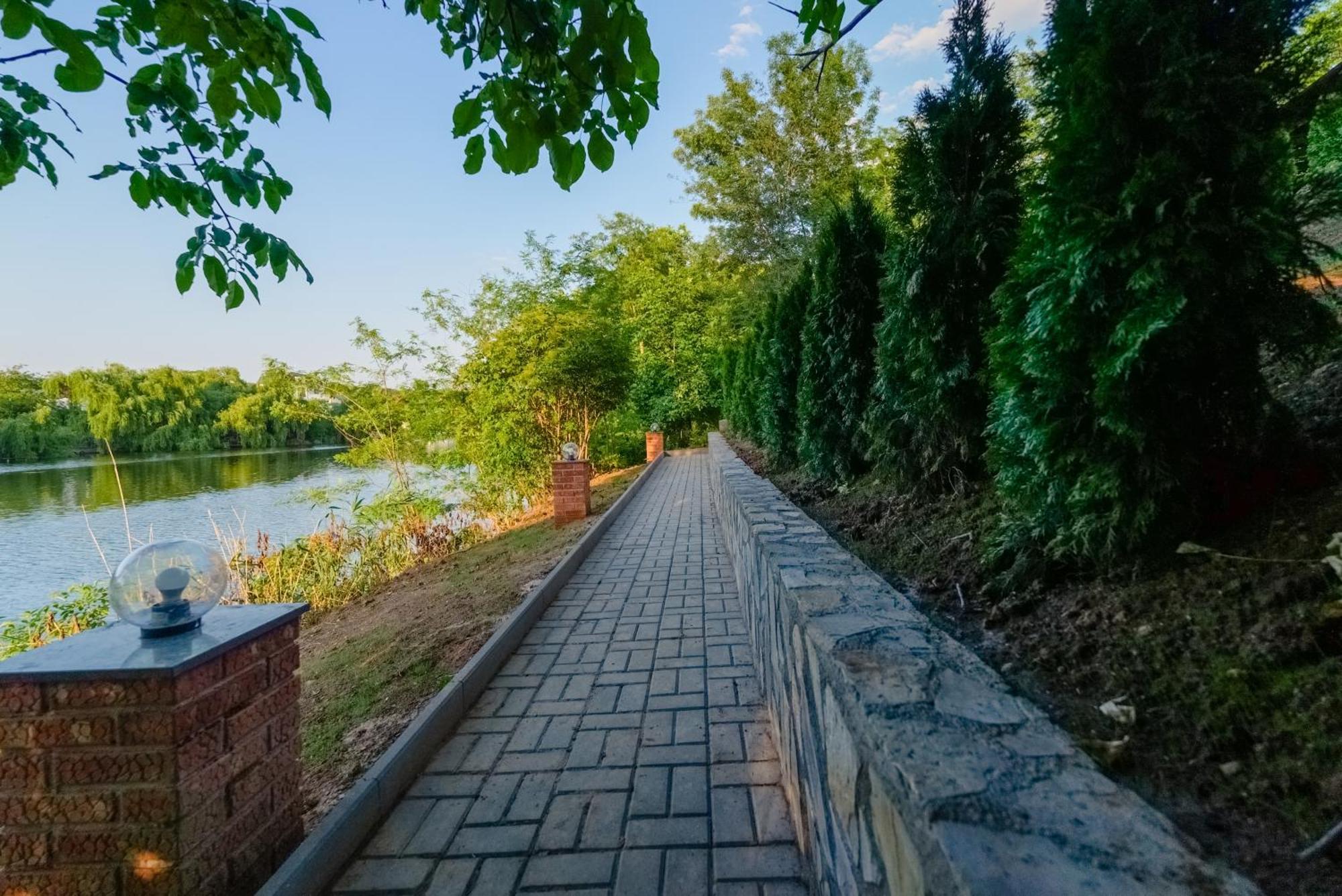 Madison Lake Villa Balotesti Dış mekan fotoğraf