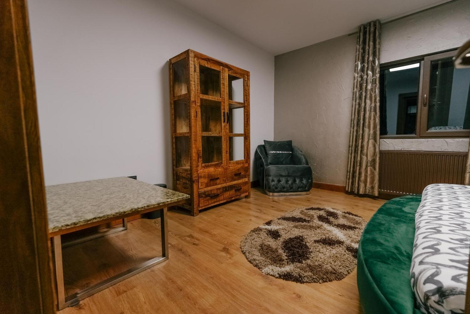 Madison Lake Villa Balotesti Dış mekan fotoğraf